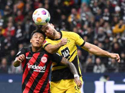 Frankfurts Tuta (l) und Dortmunds Niclas F&uuml;llkrug k&auml;mpfen um den Ball.