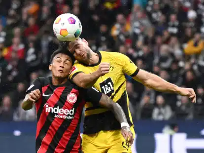 Frankfurts Tuta (l) und Dortmunds Niclas F&uuml;llkrug k&auml;mpfen um den Ball.