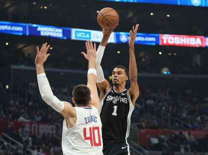 Victor Wembanyama (r) in Aktion.