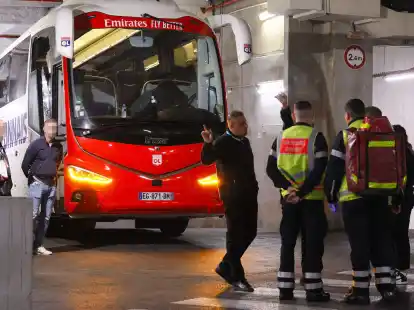 Auf den Teambus von Olympique Lyon gab es einen brutalen Angriff.