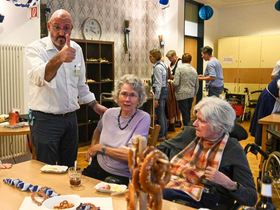 Senioren: In Leeraner Heimen arbeiten Freiwillige mit und erzählen von ...