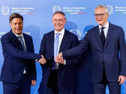 Wirtschaftsminister Robert Habeck (l-r) mit seinen Amtskollegen  Adolfo Urso und Bruno Le Maire in Rom.