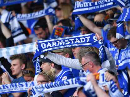 Der Aufstieg in die Fu&szlig;ball-Bundesliga hat den SV Darmstadt 98 in der Saison 2022/23 eine positive Bilanz gekostet.
