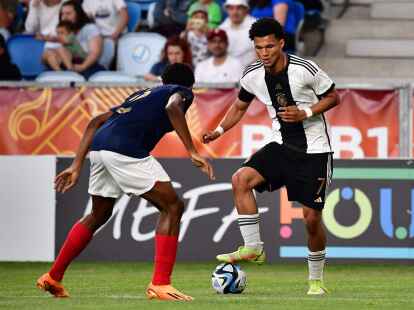 Paris Brunner (r) ist ein Aus bei Borussia Dortmund offenbar erspart geblieben.