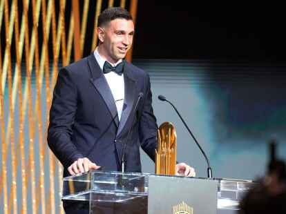 Torh&uuml;ter Emiliano Mart&iacute;nez wurde in Paris ausgebuht.