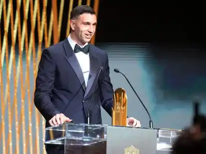 Torh&uuml;ter Emiliano Mart&iacute;nez wurde in Paris ausgebuht.