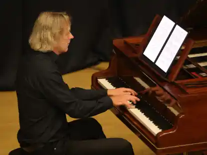 Pianist Thomas Synofzik spielte am pr&auml;chtig restaurierten &Eacute;rard-Fl&uuml;gel im Oldenburger PFL.