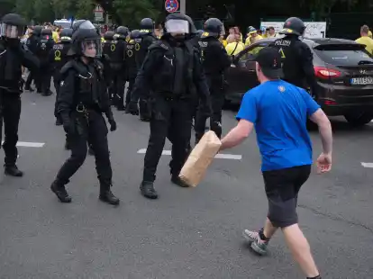 Nach dem Pokalspiel Lok Leipzig gegen Eintracht Frankfurt kam es zu Auseinandersetzungen zwischen den Leipziger Fans und der Polizei.