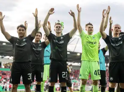 F&uuml;rths Torsch&uuml;tze Armindo Sieb (l) und die Mannschaft lassen sich nach dem Sieg von ihren Fans feiern.