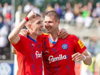 Holmbert Friojonsson (r) und Holstein Kiel zitterten sich in die 2.Runde des DFB-Pokal.