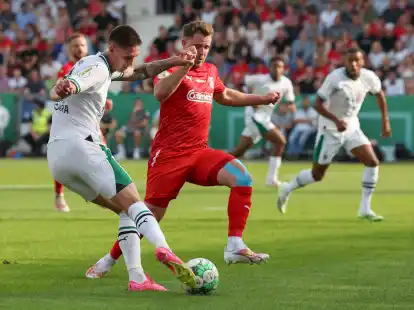 Dank einer souver&auml;nen Vorstellung hat Gladbachs Tomas Cvancara (l) mit seiner Mannschaft die zweite Runde erreicht.