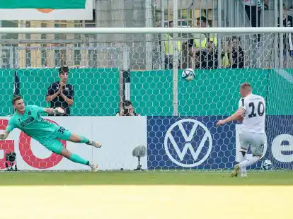 Sandhausens Rouwen Hennings (r) schiesst das Elfemetertor zum 1:2.