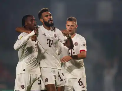 Eric Maxim Choupo-Moting (M) feiert seinen Treffer zum 0:1 mit Mathys Tel (l) und Joshua Kimmich.