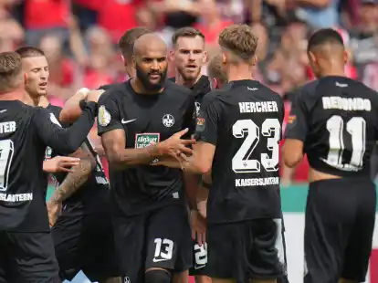 Kaiserslautern feiert Terrence Boyd nach dem 0:1.