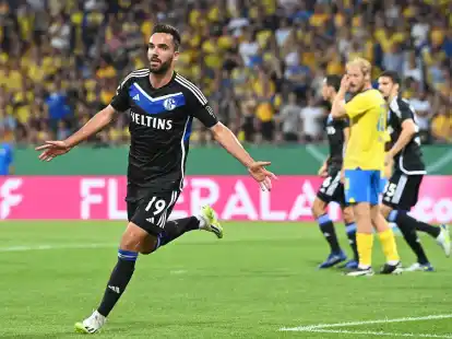 Schalkes Kenan Karaman jubelt nach seinem Tor zum 1:1.