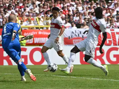 Serhou Guirassy (r) erzielte das dritte VfB-Tor gegen Balingen.