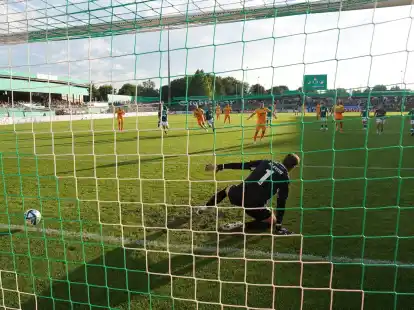Hoffenheims Andrej Kramaric lenkt per Elfmeter gegen L&uuml;becks Torwart Philipp Klewin die Partie in eine andere Richtung.