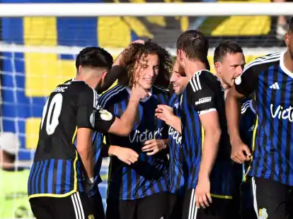 Die Saarbr&uuml;cker bejubeln den Treffer zum 1:0 durch Tim Civeja (M).