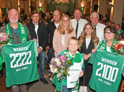 Bei der Ehrung der Mitglieder 2100, 2200 und 2222 des &bdquo;Werder-Fanclubs 27801&ldquo; D&ouml;tlingen (von links): Stephan L&uuml;ken, Clemens Fritz, Dirk Wintermann, Lina Hausicke, Jannis Werfinghaus, Ingo Kl&auml;ner, Jenny Eickhoff, Andreas Cording und Manuela Schmitz-Ke&szlig;ler