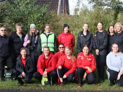 Lieferten sich ein spannendes Zweitrunden-Duell im Landespokal: die Landesliga-Frauen aus Schweinebr&uuml;ck (in Rot) und die Bezirksliga-Werferinnen aus Gr&uuml;nenkamp