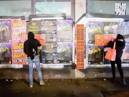 Teilnehmer einer Plakataktion des Jungen Forums der Deutsch-Israelischen Gesellschaft h&auml;ngen Plakate zu den Ermordeten und Geiseln der Hamas in Berlin-Friedrichshain auf.