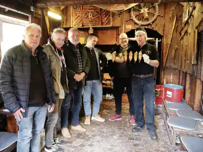 Hans-Werner H&uuml;lsmann (links) aus Nordenham hatte sich spontan f&uuml;r eine Teilnahme am R&auml;ucherkurs in Bremerhaven entschieden und auch noch einen Platz bekommen. Rechts Lehrgangsleiter Andr&eacute; Vogt von Fiedlers Fischmarkt.