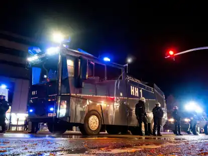 Ein Wasserwerfer der Polizei steht im Stadtteil Harburg bereit. In der Halloween-Nacht ist es in Hamburg zu Ausschreitungen gekommen.