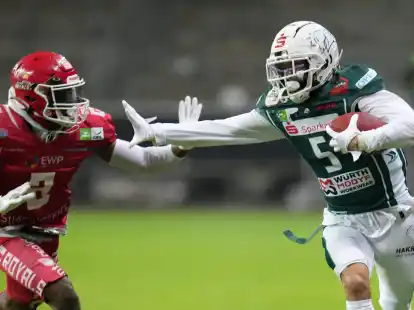 Divine Buckrham von den Potsdam Royals (l) im Duell mit Schw&auml;bisch Halls Tyler Rutenbeck.