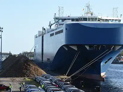Von beachtlicher Gr&ouml;&szlig;e: Der Kfz-Transporter &bdquo;Auto Eco&ldquo; gab jetzt &uuml;ber 740 Fahrzeuge am S&uuml;dwestkai Wilhelmshaven an Land.