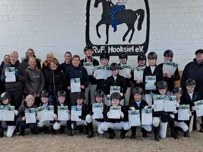 Gute Stimmung herrschte nach der Urkunden&uuml;bergabe beim Reit- und Fahrverein Hooksiel.