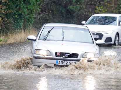 Autos fahren durch das Hochwasser in der N&auml;he von Whitley Bay an der Nordostk&uuml;ste Englands. Das aufziehende Sturmtief bereits f&uuml;r heftigen Regen gesorgt.