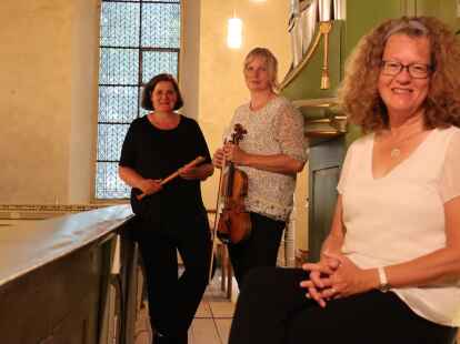 Das Secret-Garden-Trio gastiert beim Kultur- und Kunstkreis  in Wiesmoor: v. l.  Corinna Guzinski (Dortmund; Blockfl&ouml;ten), Ellen Eilermann (Bramsche; Violine) und Ulrike Lausberg (Tecklenburg; Orgel).