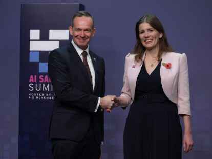 Die britische Technologieministerin  Michelle Donelan (r)  begr&uuml;&szlig;t Volker Wissing (FDP), Minister f&uuml;r Digitales und Verkehr, auf dem KI-Sicherheitsgipfel.