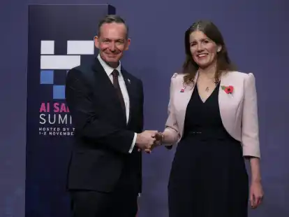 Die britische Technologieministerin  Michelle Donelan (r)  begr&uuml;&szlig;t Volker Wissing (FDP), Minister f&uuml;r Digitales und Verkehr, auf dem KI-Sicherheitsgipfel.