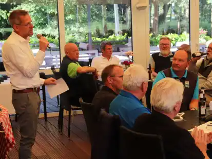 Pr&auml;sident Bernhard Broermann (links) sprach zu den Mitgliedern.