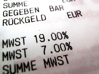 Ein Kassenzettel mit dem reduzierten (7 Prozent) und dem regul&auml;ren Mehrwertsteuersatz (19 Prozent) liegt auf einem Tisch.