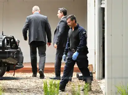 Polizeibeamte untersuchen ein Grundst&uuml;ck in Leongatha, Victoria.