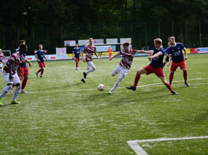 Der Heidm&uuml;hler FC (in Rot-Wei&szlig;) peilt den n&auml;chsten Sieg im heimischen Klosterpark an.