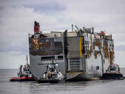 Auf dem Weg nach Rotterdam: der bei einem Brand schwer besch&auml;digte Autofrachter &bdquo;Fremantle Highway&ldquo;.