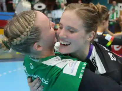 Freuen sich &uuml;ber den erneuten Einzug ins Final Four: (von links) Lena Feiniler und Madita Kohorst vom VfL Oldenburg