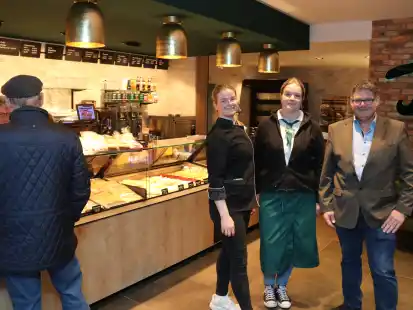Die erste T&ouml;njes-Filiale in Wildeshausen ist seit Donnerstag ge&ouml;ffnet. Gesch&auml;ftsf&uuml;hrer Axel T&ouml;njes sowie Juniorchefin und Produktionsleiterin Jenny T&ouml;njes (links) freuen sich mit Filialleiterin Mandy H&ouml;femann &uuml;ber einen guten Start.