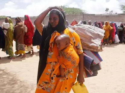 Menschen, die vor einer D&uuml;rre geflohen sind, in einer behelfsm&auml;&szlig;igen Unterkunft f&uuml;r Vertriebene in Mogadischu (Somalia).