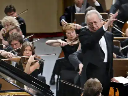 Der russische Dirigent Juri Temirkanow (r) dirigiert das St. Petersburger Philharmonieorchester.