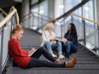 Wie organisiere ich meinen Uni-Stundenplan? Wer hier unsicher ist, findet Unterst&uuml;tzung bei Fachstudienberatungen oder den Fachschaften an der jeweiligen Hochschule.