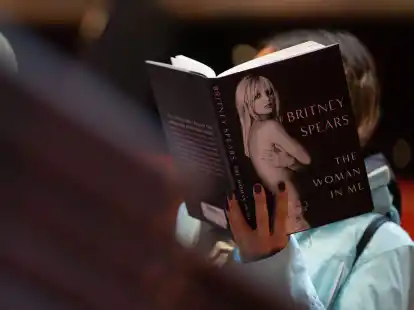 Von der deutschsprachigen Ausgabe von &laquo;The Woman in Me&raquo; wurden hierzulande bereits 120.000 Exemplare ausgeliefert, wie der Pengiun Verlag mitteilt.