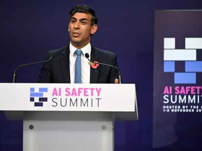 Rishi Sunak, Premierminister von Gro&szlig;britannien, spricht w&auml;hrend der Abschlusspressekonferenz beim KI-Sicherheitsgipfels in Bletchley Park.