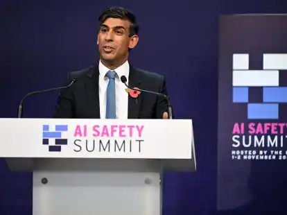 Rishi Sunak, Premierminister von Gro&szlig;britannien, spricht w&auml;hrend der Abschlusspressekonferenz beim KI-Sicherheitsgipfels in Bletchley Park.