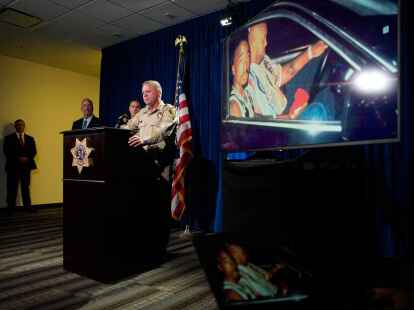 Der Sheriff von Las Vegas, Kevin McMahill, spricht w&auml;hrend einer Pressekonferenz &uuml;ber die Anklage im Mordfall des Rappers Tupac Shakur.