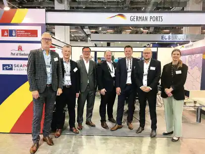Runde von Fachleuten: Von links nach rechts Ingo Meidinger, Eurogate, J&ouml;rg Kaplan (J. M&uuml;ller), Oliver Luksic, Parlamentarischer Staatssekret&auml;r beim Bundesminister f&uuml;r Digitales und Verkehr, Mark-Oliver Hauswald, Jade-Weser-Port, Andr&eacute; Heim, Seaport of Niedersachsen, Ronald Schwarze, Bremenports und Inga Gurries, Port of Hamburg.