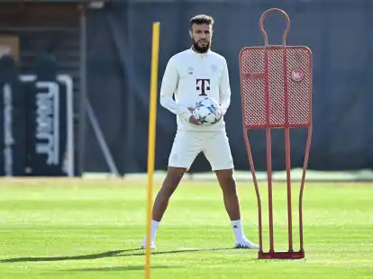 Noussair Mazraoui h&auml;lt w&auml;hrend einer Trainingseinheit des FC Bayern M&uuml;nchen einen Ball in der Hand.